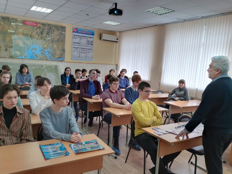 3 марта мальчики 10-1 и 10-2 класса посетили учебно-методический центр военно-патриотического воспитания молодежи "Авангард".
