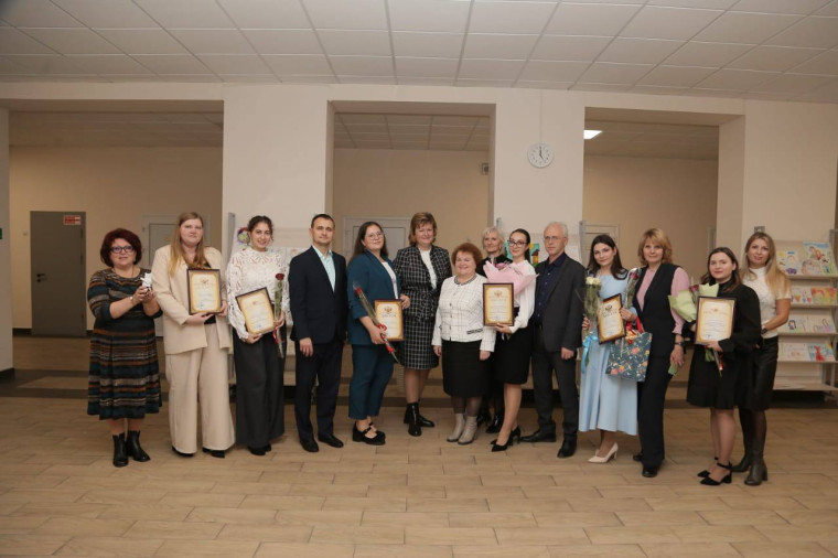 Поздравляем педагога МАОУ ЛМИ Анастасию Игоревну Копылец с победой в конкурсе профессионального мастерства "Учитель года - 2025".