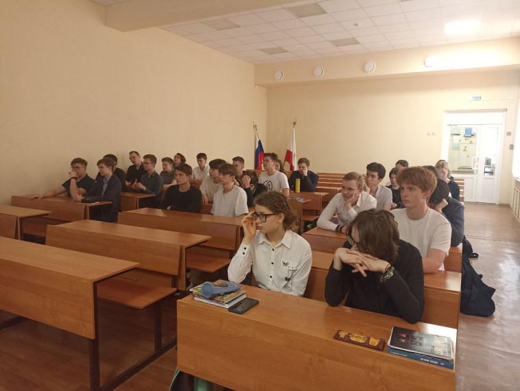 Будущим выпускникам рассказали о трудоустройстве, а также о возможности поступления в ВУЗ в Санкт-Петербурге.